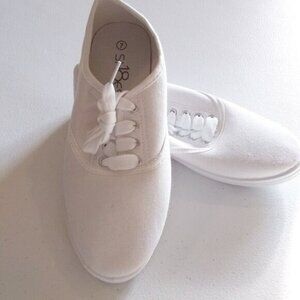 NWOT! Sh18es! Sturdy White Casual Canvas Lace Up Sneakers Sz. 7